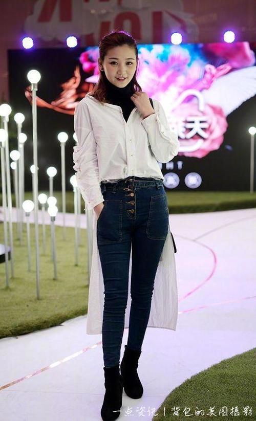 路人街拍，小姐姐笑的好美啊，一袭黑色的长裙，显得很优雅