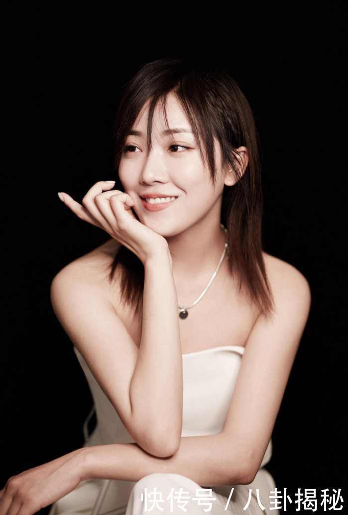 菅纫姿近照, 白色抹胸装气质出众, 发型很有朦胧美!