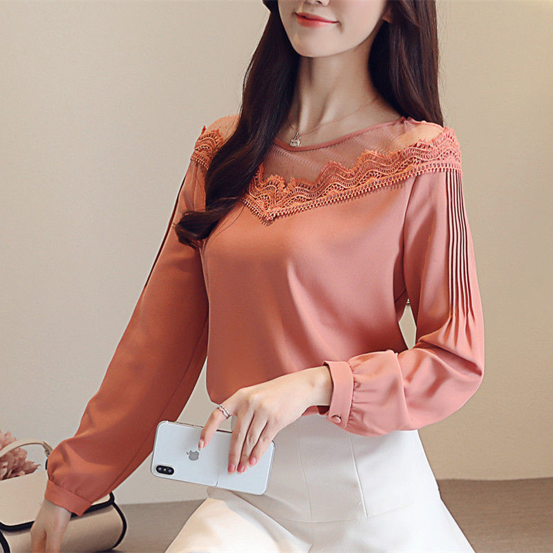 老妈51岁一点也不显老，穿这种秋衫配小脚裤，优雅显嫩特迷人