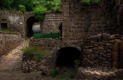 “铜钱”垒墙，陶瓷盖房，河南这座“土豪村”曾比肩景德镇