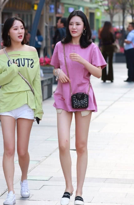 时尚姐妹短裤大秀美腿，网友：穿黄衣服的小姐姐，你不觉得尴尬吗