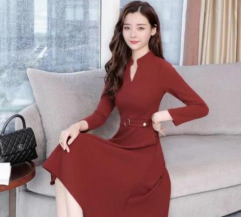 女人若是不差钱的话，初秋穿秋裙＋尖头鞋，洋气时髦显美嫩！