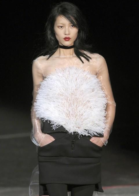 刘雯新造型无眉星人，红唇好突兀，看不懂的时尚，被设计师坑惨了