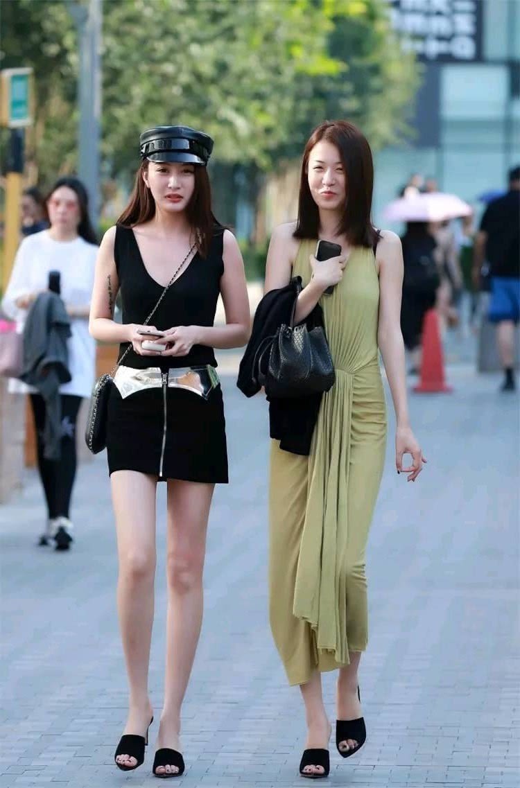 街拍：清爽飘逸灵动的小姐姐，外表上青春靓丽有活力！