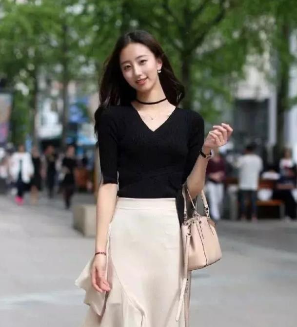  「气质」街拍：身材苗条的美女，身穿黄色褶皱长裙，尽显时尚完美好身材