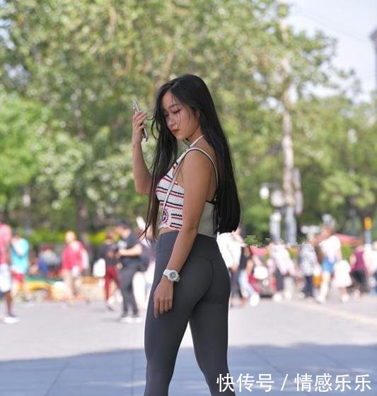 街拍图1霉霉真敢穿，图2紧身牛仔裤美女！图3穿打底裤就出门