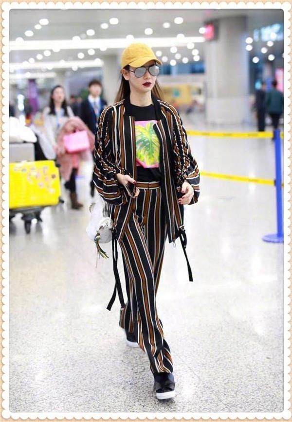 当江疏影和戚薇同穿棕色条纹裤，才知道仙气和霸气的差距有多大!