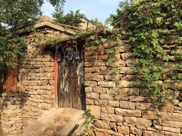 在农村原有宅基地，现是非农户口是否可以回村翻建？答案很简单