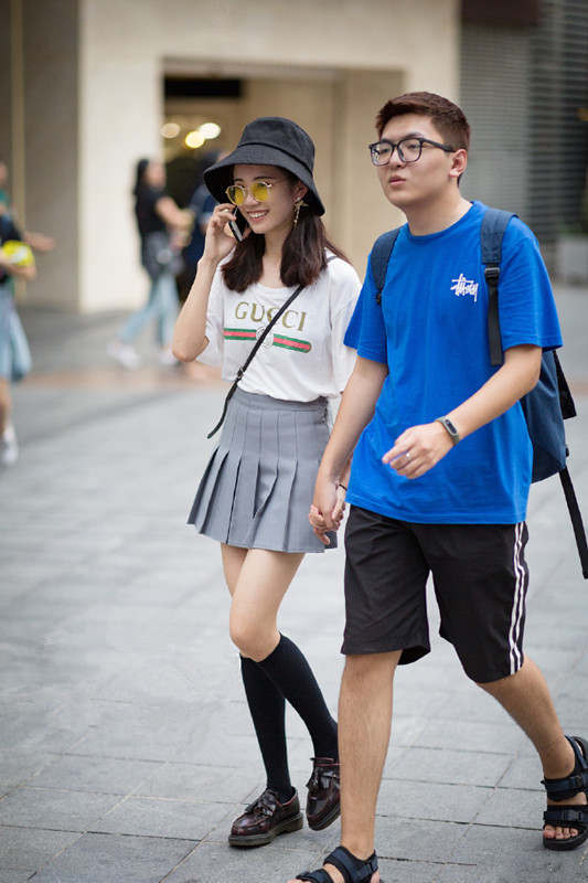 路人街拍：小姐姐的紧身裤秀出完美身材，清爽搭配吸人眼球