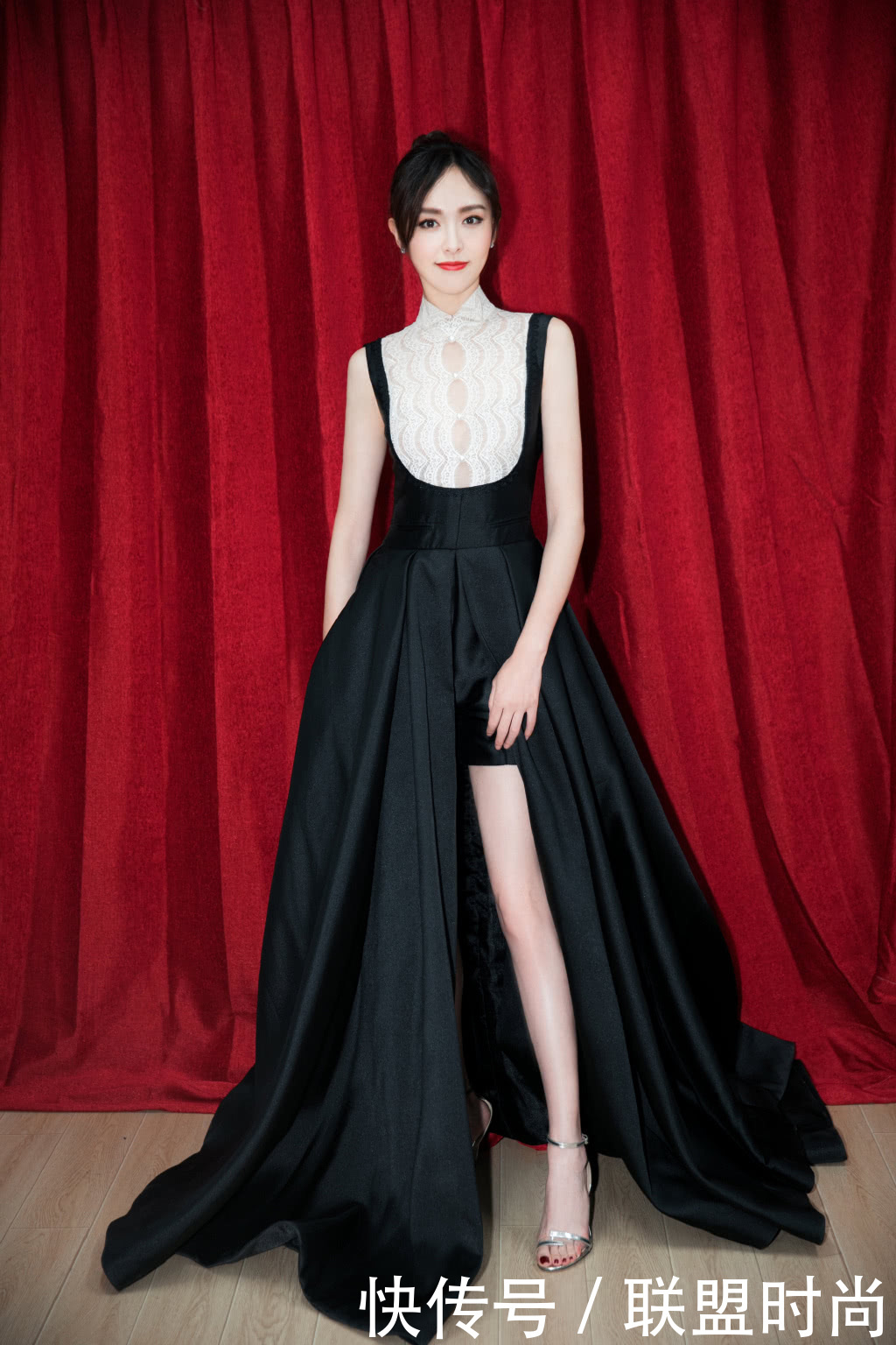 唐嫣太疯狂了!上衣穿到露肋骨,短裤提到大腿根,瘦得堪比郑爽