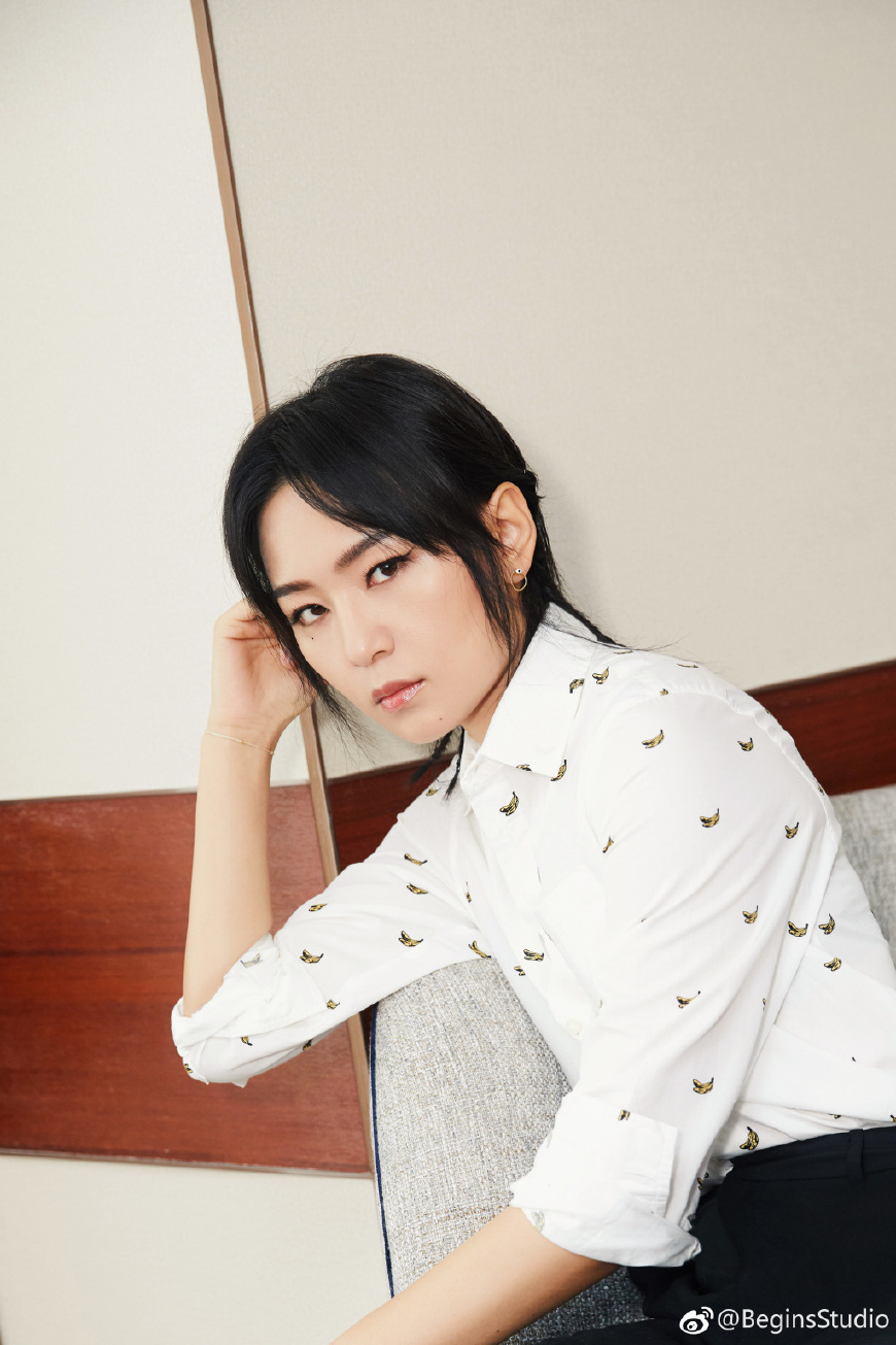 杨幂周笔畅同框,穿波点连衣裙的杨幂竟然输了,网友:真的尴尬了