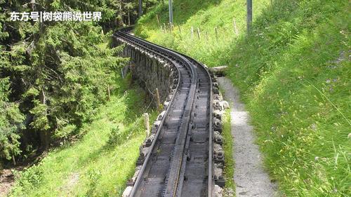 世界上最陡峭的铁路，车身的一半在悬崖外，游客都怕掉下去！