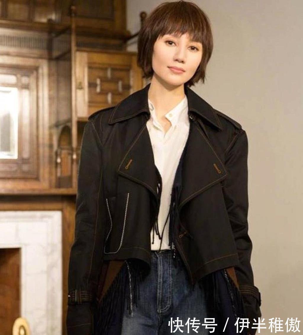『白色』袁泉这波操作真的厉害了,把围巾缝夹克下当风衣穿,自带高级感!