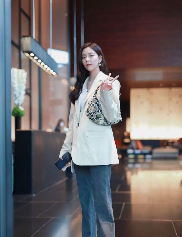  #白裙#宋妍菲穿白裙秀窈窕身段，穿白色西装潇洒迷人，天生丽质有星味