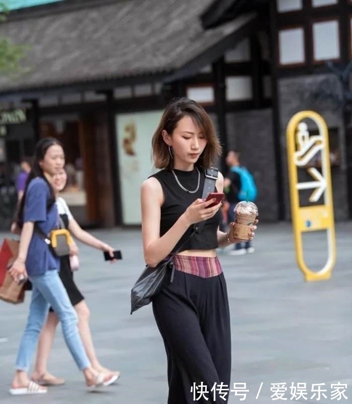  「美女」迷人靓丽的美女街拍：简约不简单的美女，吸引无数目光