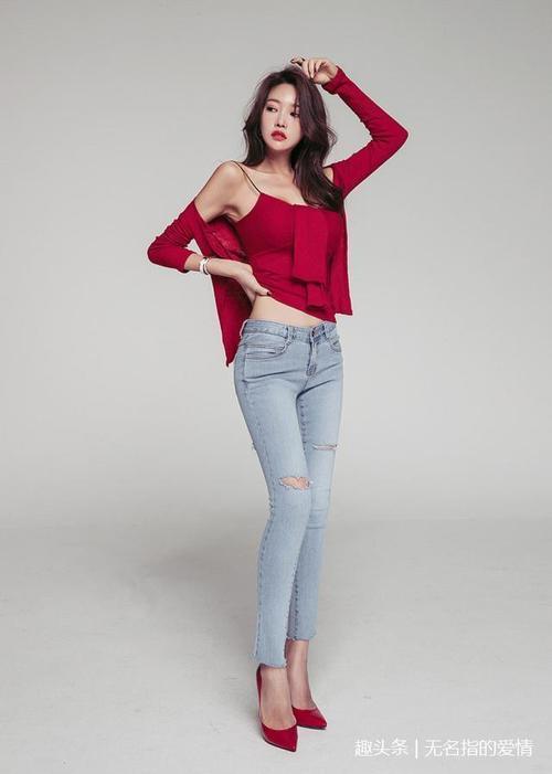 干净利落的紧身裤美女，显得更加时髦青春有活力！