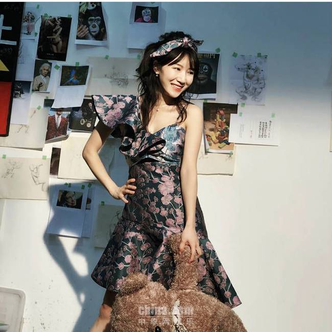 李念解锁ins曝美图 中西斜肩礼服更显知性美