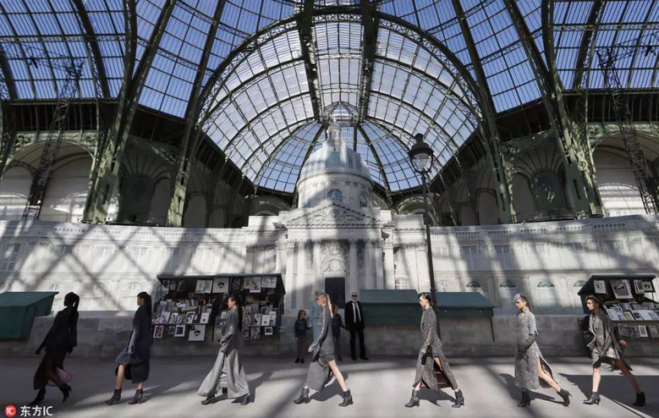 我们在巴黎大皇宫变的书报亭里问了周迅和刘雯一些小秘密……