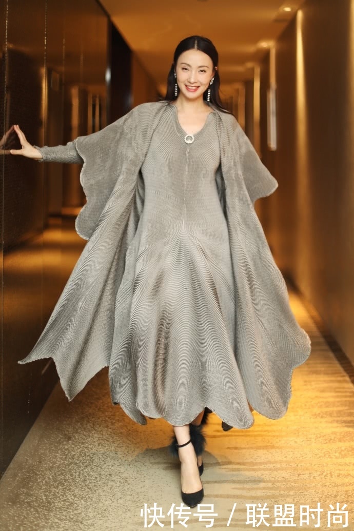 46岁小陶虹穿扇子裙现身，不想却被“麒麟臂”抢镜，网友：老了！