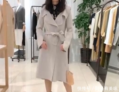  [时髦]女人秋冬别乱买呢子大衣，今年流行的款式，时髦显瘦还不贵