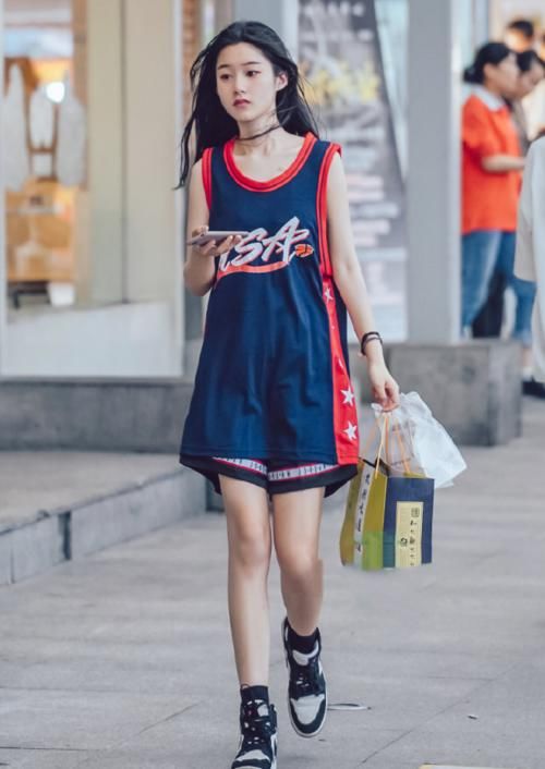  『专属』AJ不再是男生的专属，瞧瞧酷女孩这样穿，潮到回头率101％