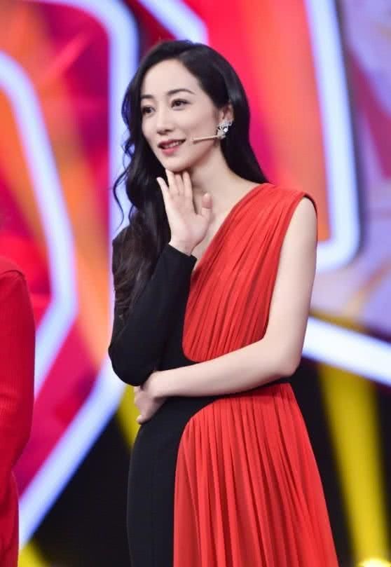 红黑拼接的晚礼服尽显优雅，韩雪一笑倾城，下一个贝微微？