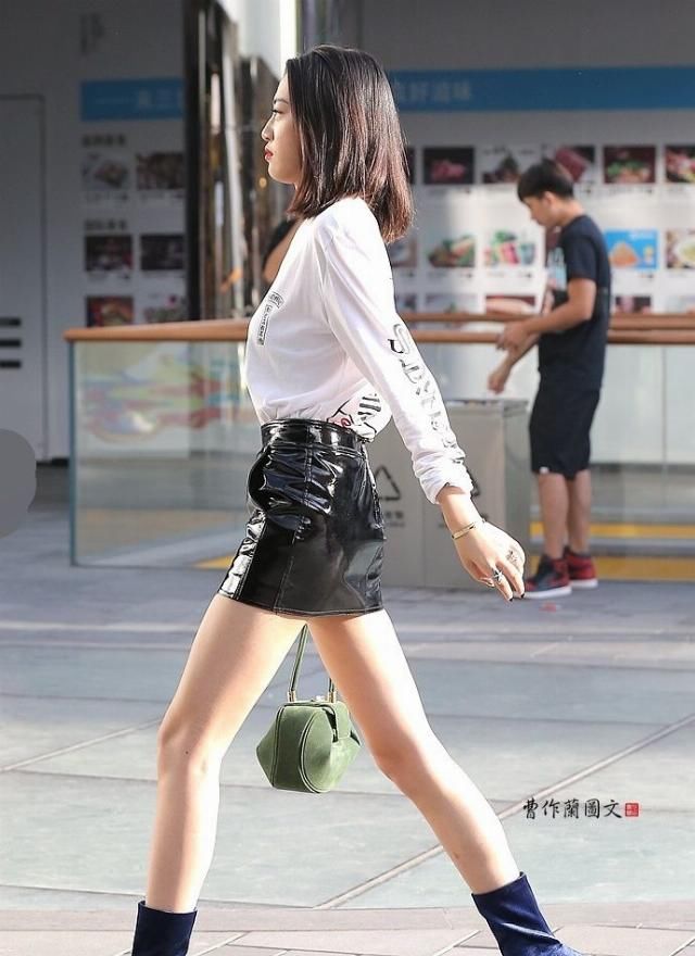  [皮质]街拍：穿出混搭风的皮质短裙美女