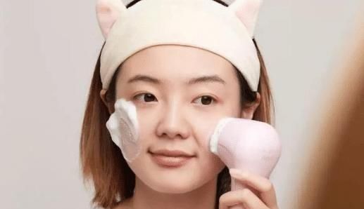  早上■护肤小技巧：早上做到4件小事，肌肤水嫩又光滑，中年女人显年轻