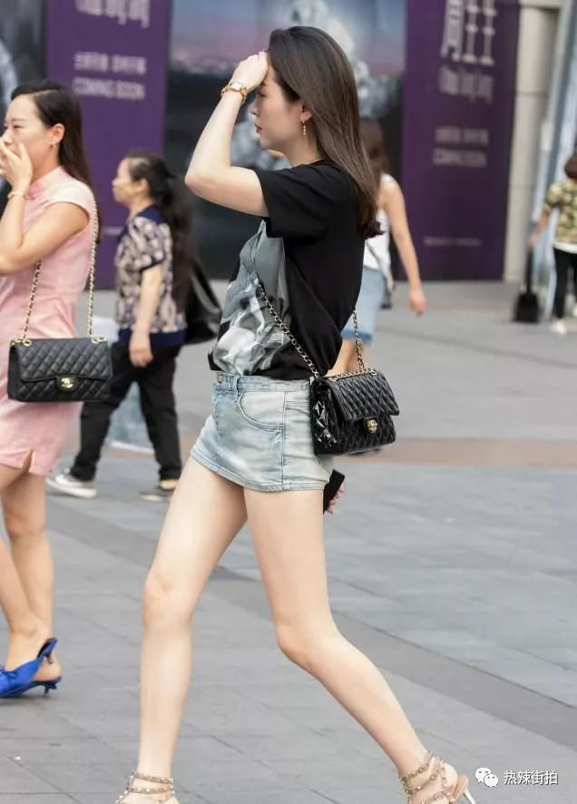 街拍:妹子的筷子腿又白又长，简直黄金比例