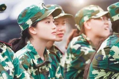  同学：参加军训女学生最好别拿这几类物件，尤其是第二类，不然会被同学“笑”