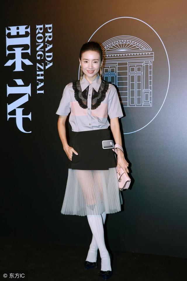 戚薇和董洁太拼了,为显腰型身上系块布,女王淑女差距不是一般的