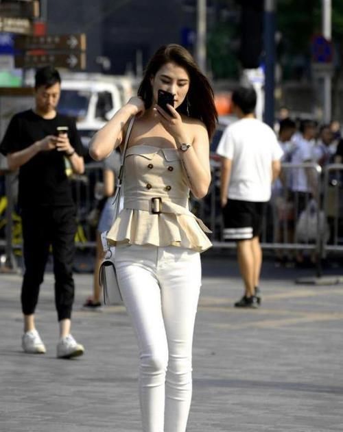  『气质』街拍：气质优雅的美女，一件一字肩连衣裙，时尚气质好身材