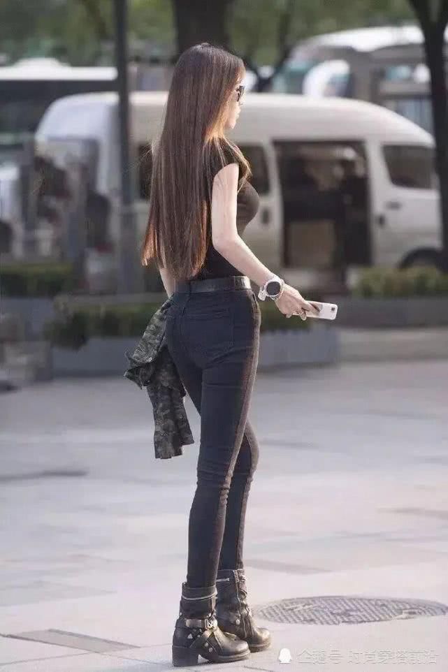  【白鞋】真正懂穿搭的美女，穿牛仔裤很少配“小白鞋”，廉价又土气！