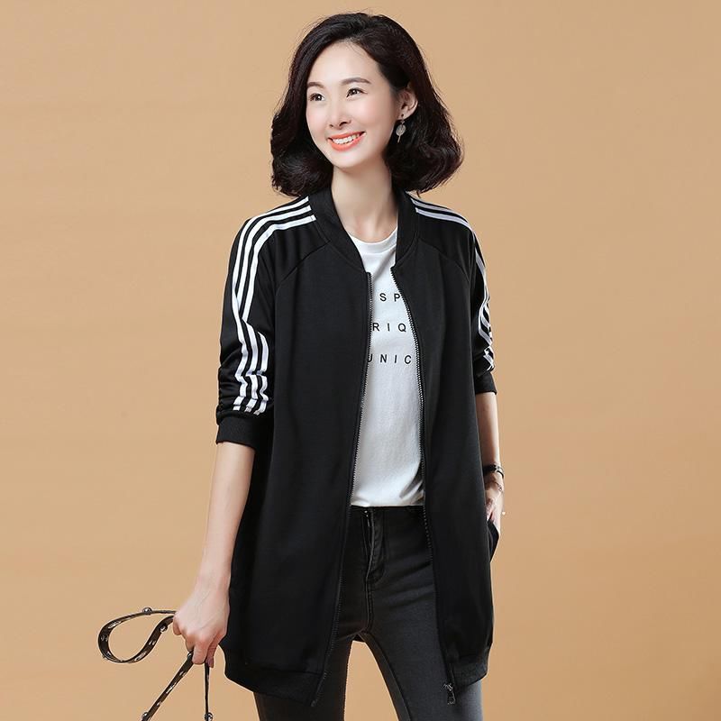 越来越多五六十岁的女人，爱穿这减龄外套，妈妈眼都不眨买了5件