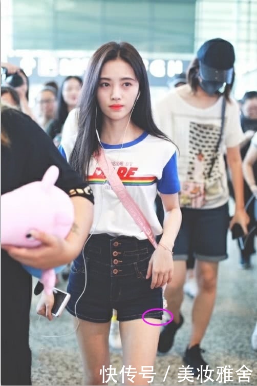 鞠婧祎短裤提得太高，安全裤都露出来了，网友：好尴尬啊！