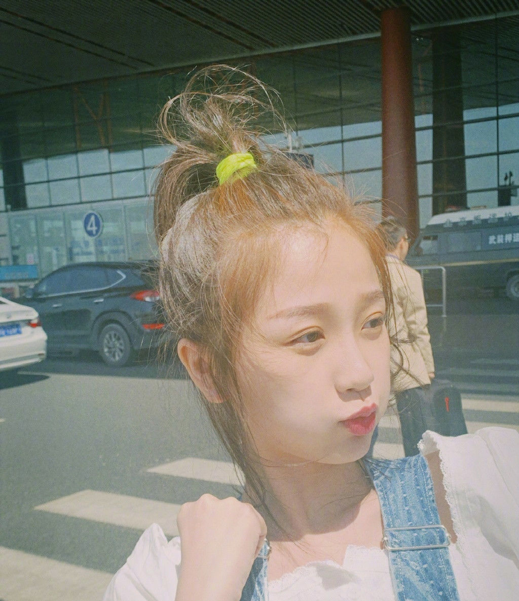  [大不一样]鞠婧祎, 虞书欣撞上同款造型, 都是94后, 状态大不一样