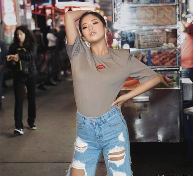 王菊现身纽约时装周走秀，没妆容和穿搭加持的她26岁秒变36岁大妈