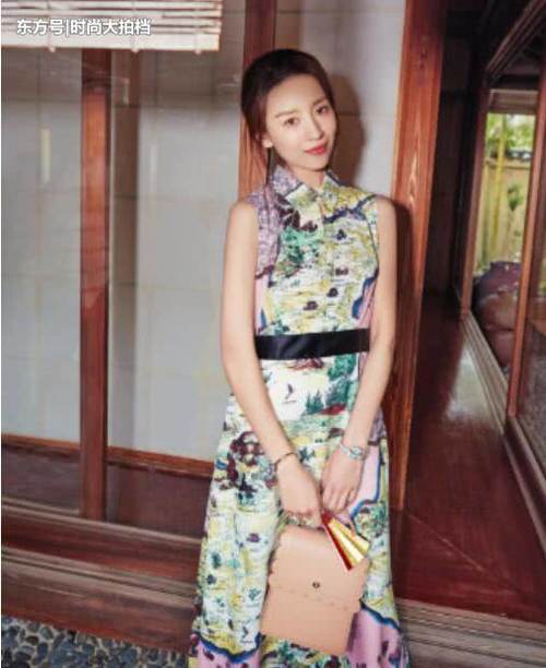 38岁董洁名不虚传！白纱短裙长腿晃眼，网友：果然是民国冷清秋