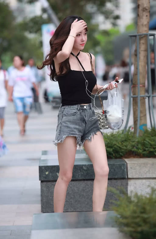 气质小姐姐肤如凝霜尽显楚楚动人，眉清目秀仿若出水之芙蓉