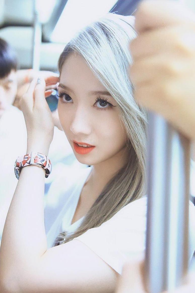 2019春夏纽约时装周启程, 孟美岐极简穿搭, 何穗撩发放电超有魅力