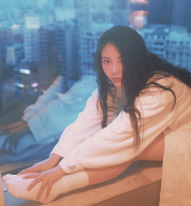 徐冬冬的浴袍从白色换成了黑色?反而更个性,身材好怎么穿都美