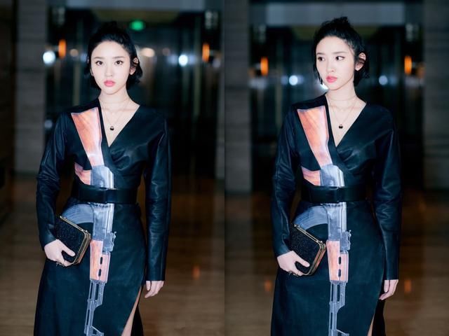 29岁唐艺昕真豪放，上衣短到遮不住重点，一抬手就啥都看见了!