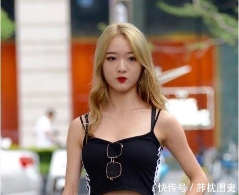  [亮眼]街拍：貌美肤白的小姐姐，大长腿十分亮眼，是别样的风采