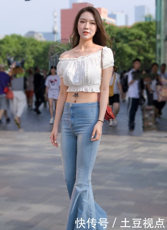 「 美女」加上喇叭设计,美得高挑出众!,美女街拍:微胖小姐姐爱穿牛仔裤