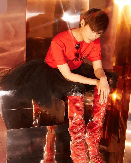 女神们扎堆穿透明塑料袋比美，热巴撩，何穗仙，她们奇葩！