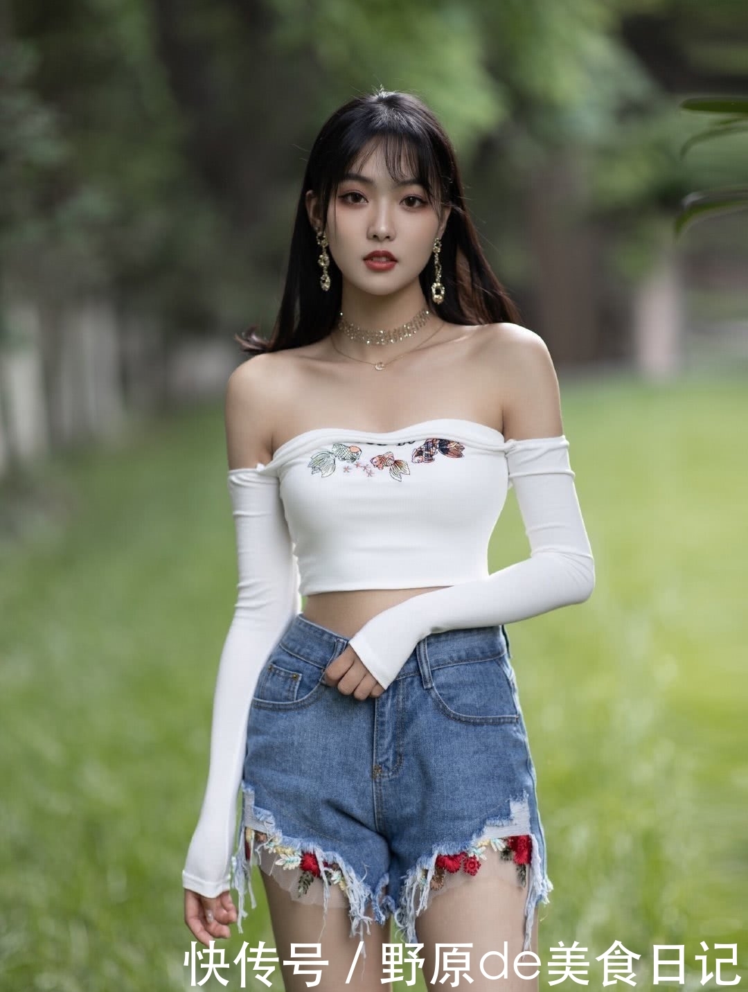 应有尽有:街拍:一字肩长腿少女,颜值身材应有尽有,谁能抗拒的
