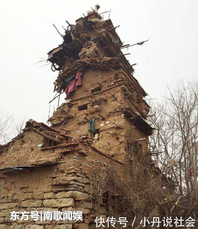 五旬农民建造楼房，材料是石头和泥头，许多人闻讯赶来研究