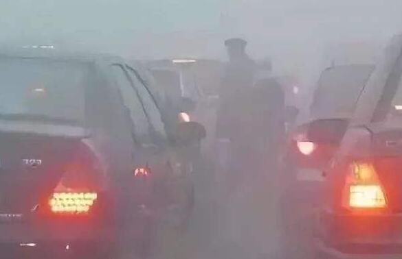 高速上突然下起暴雨，到底是打开雾灯还是双闪？很多车主都弄错了