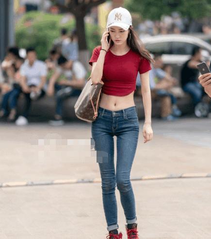 街拍: 露脐装裹出玲珑身材, 微胖女神让直男大饱眼福