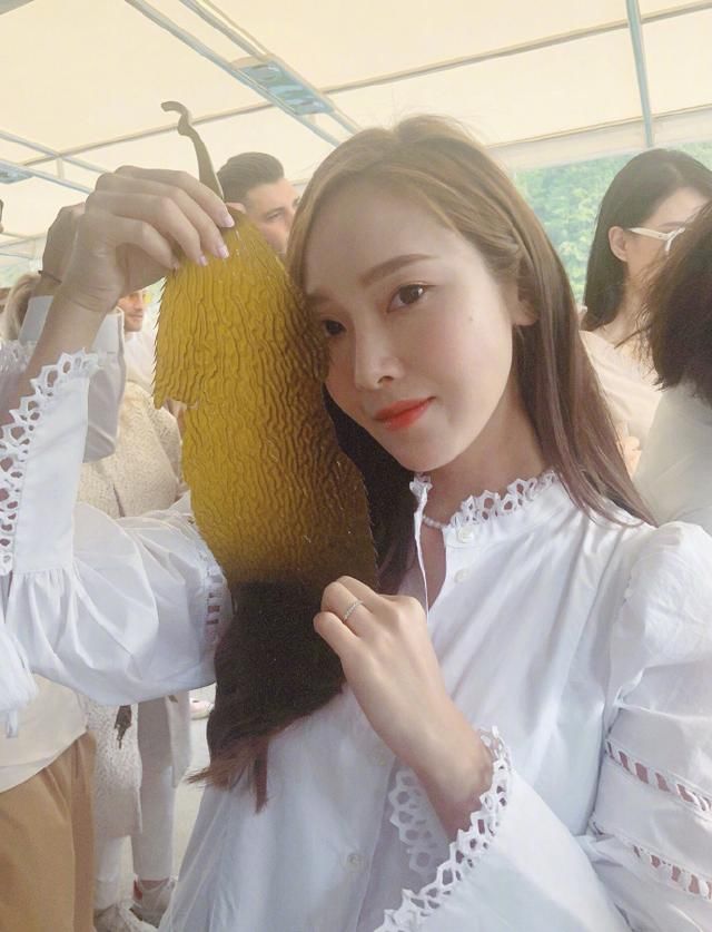 Jessica妍加拿大度假波西米亚风长裙造型出镜,网友:美若天仙